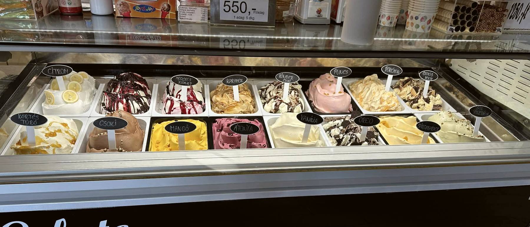 A gelato-pult tálcái