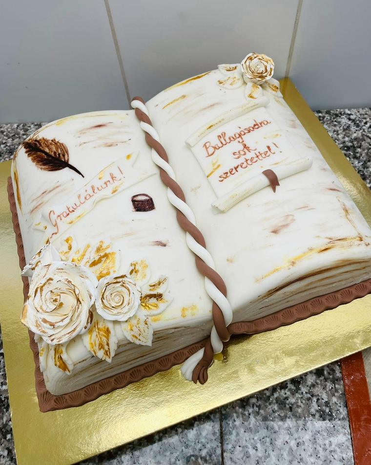 Könyv alakú ballagási torta cukorrózsákkal