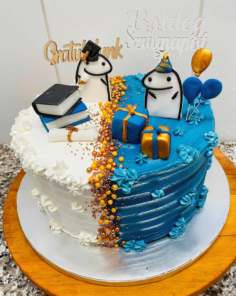 Kétszínű ballagási torta pingvinfigurákkal, könyvekkel és lufikkal