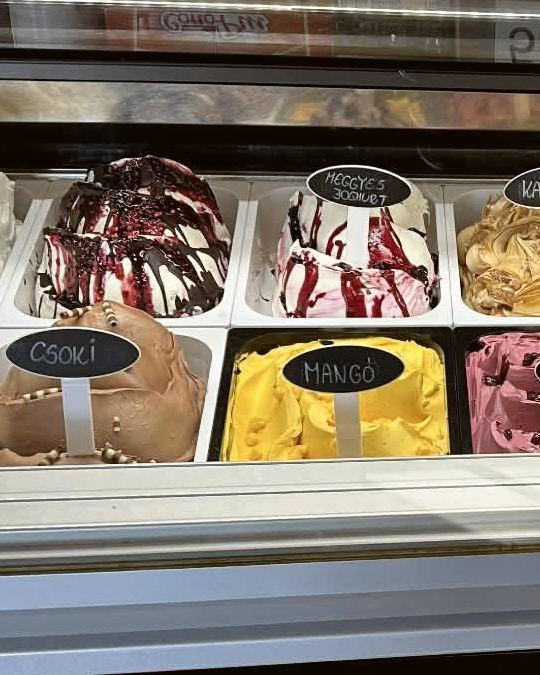 A Kóré Cukrászda gelato-pultja, kézzel írt ízcímkékkel