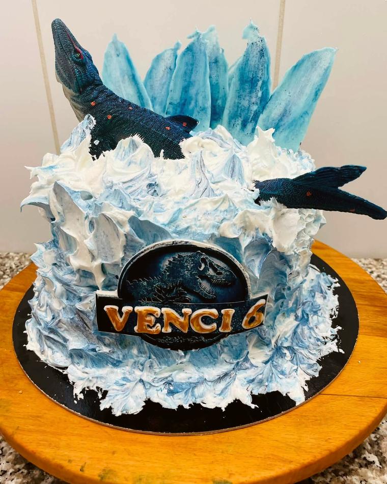 Jégkristályos torta őslényfigurákkal, hatodik születésnapra