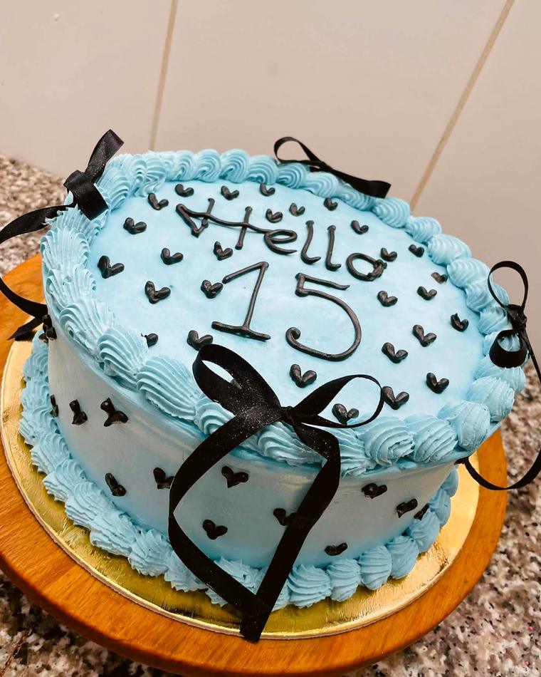 Világoskék torta szatén masnikkal, tizenötödik születésnapra